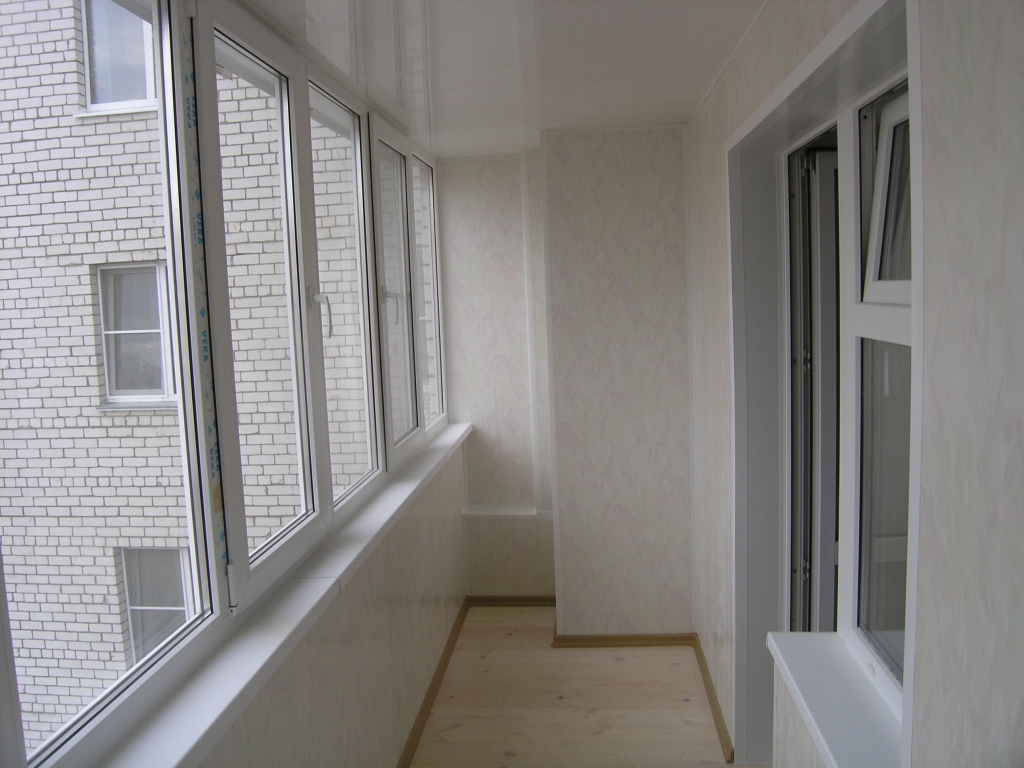 балкон с окнами и отделкой