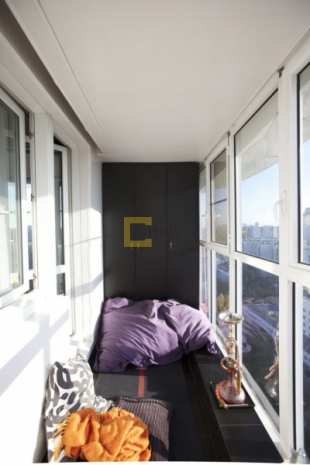 дизайн среднего застеклённого балкона