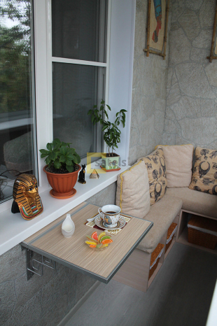 столик на миниатюрном балконе